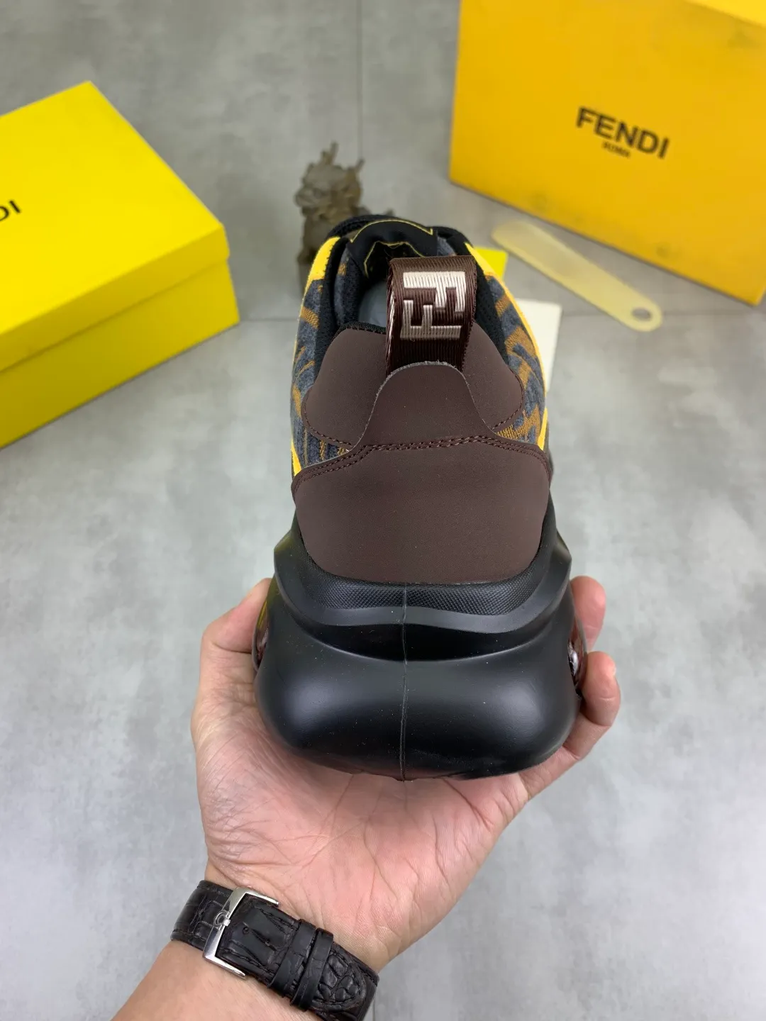 Men's men's shoes P440 new (FENDI Fendi) classic and most popular little monster style, loafers, slip-on casual shoes! Compared with the old models, they are more fashionable and eye-catching, making the already funny shoes more vivid. Like a hedgehog, do you have a little monster this year? A must-have for fashionistas! Upper: Made of high-grade cow suede, sheepskin lining, the highest version on the market, and an online outsole! 38-44 4️⃣colors available